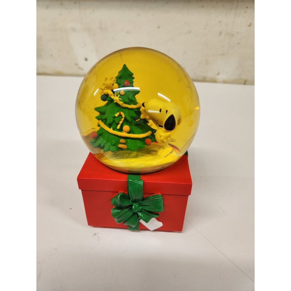 Snoopy music box dashing thru the snow globe vtg